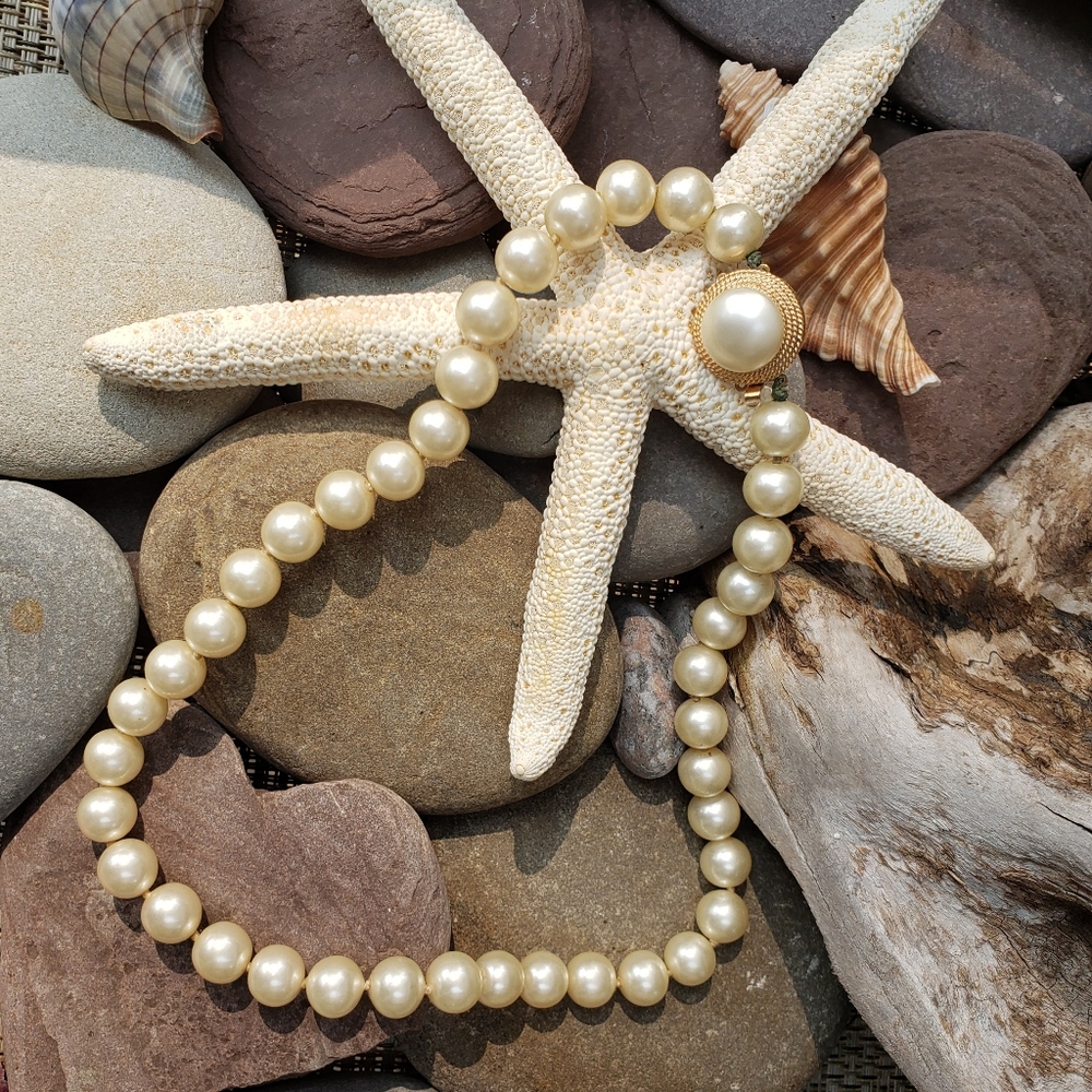 Vintage Crown Trifari Pearl Necklace